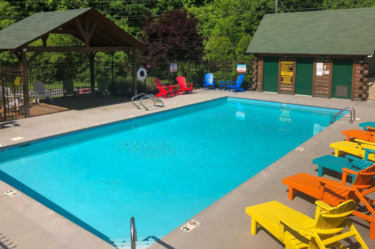 Inviting Sevierville Cabin With Deck And Hot Tub! Buitenkant foto