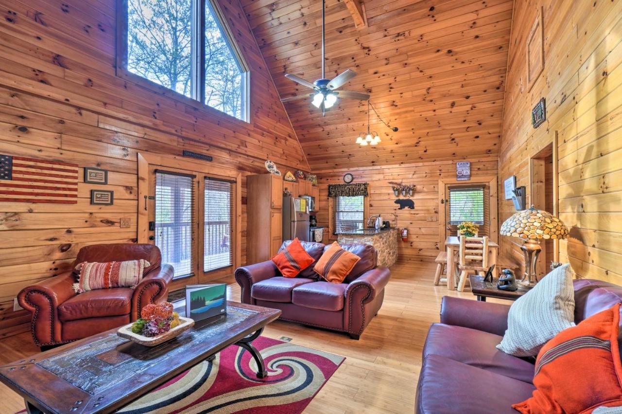 Inviting Sevierville Cabin With Deck And Hot Tub! Buitenkant foto