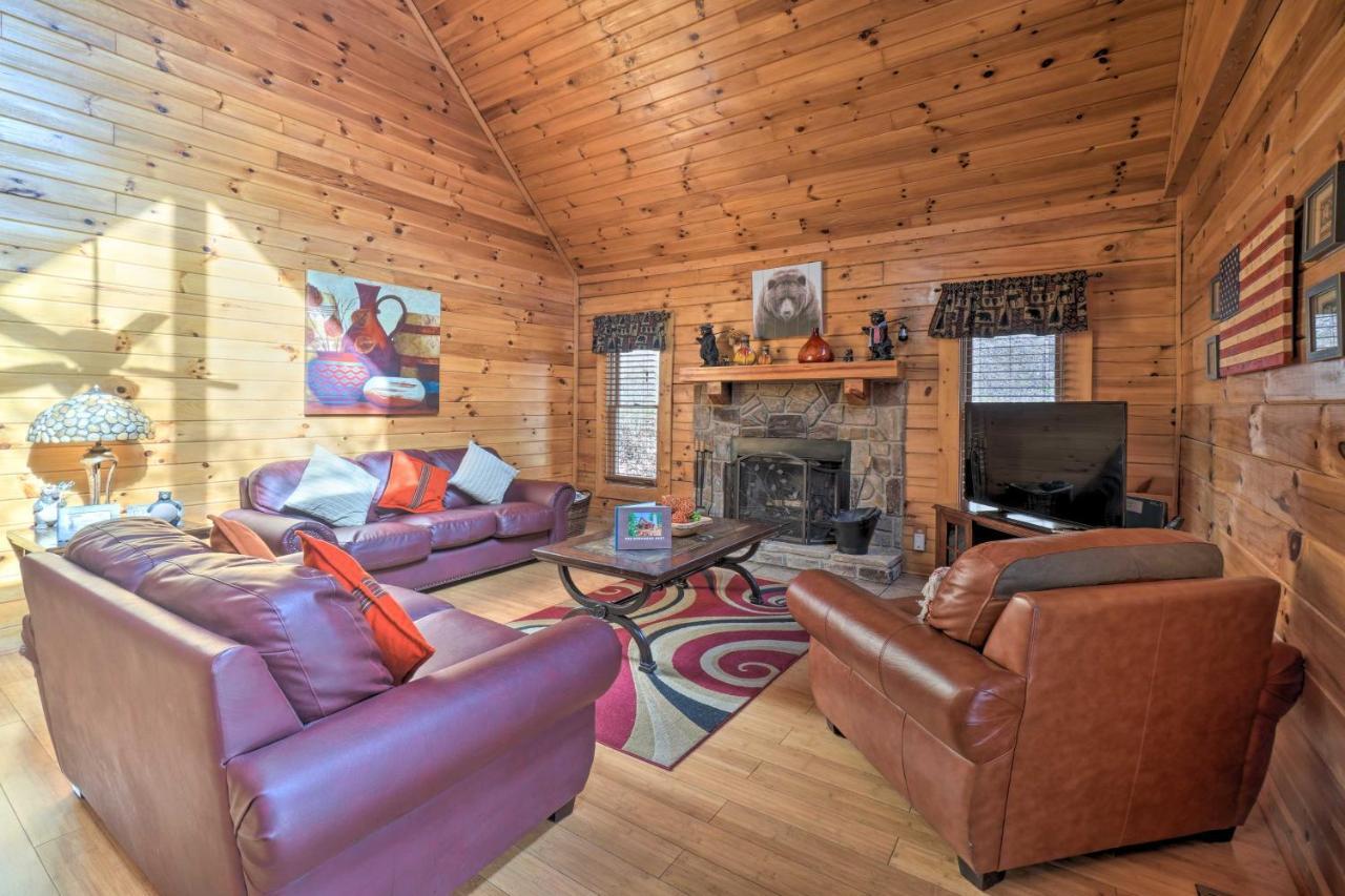 Inviting Sevierville Cabin With Deck And Hot Tub! Buitenkant foto