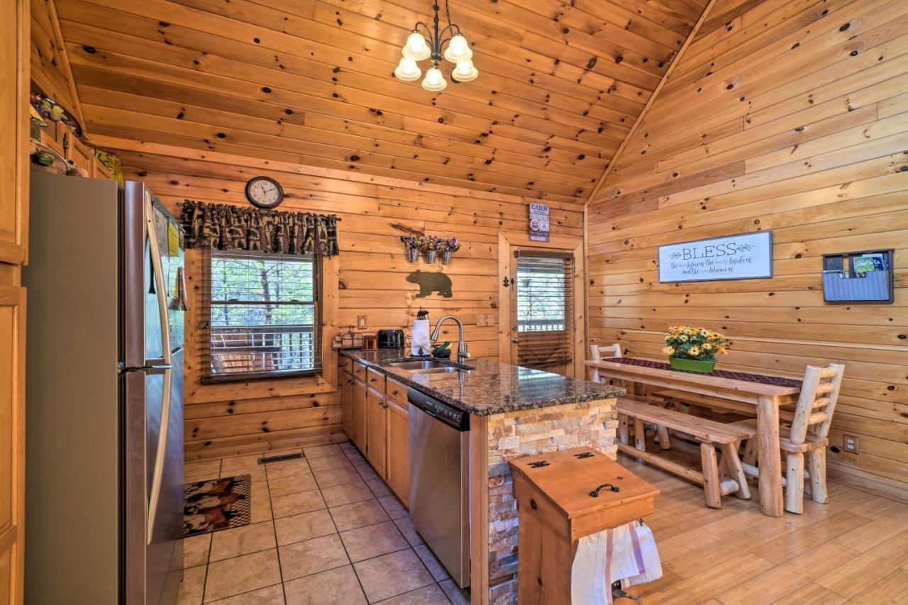 Inviting Sevierville Cabin With Deck And Hot Tub! Buitenkant foto