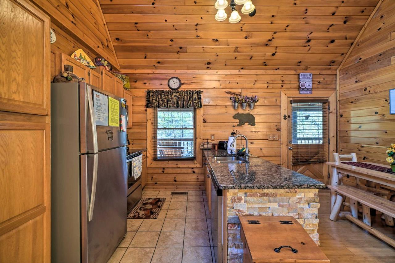 Inviting Sevierville Cabin With Deck And Hot Tub! Buitenkant foto
