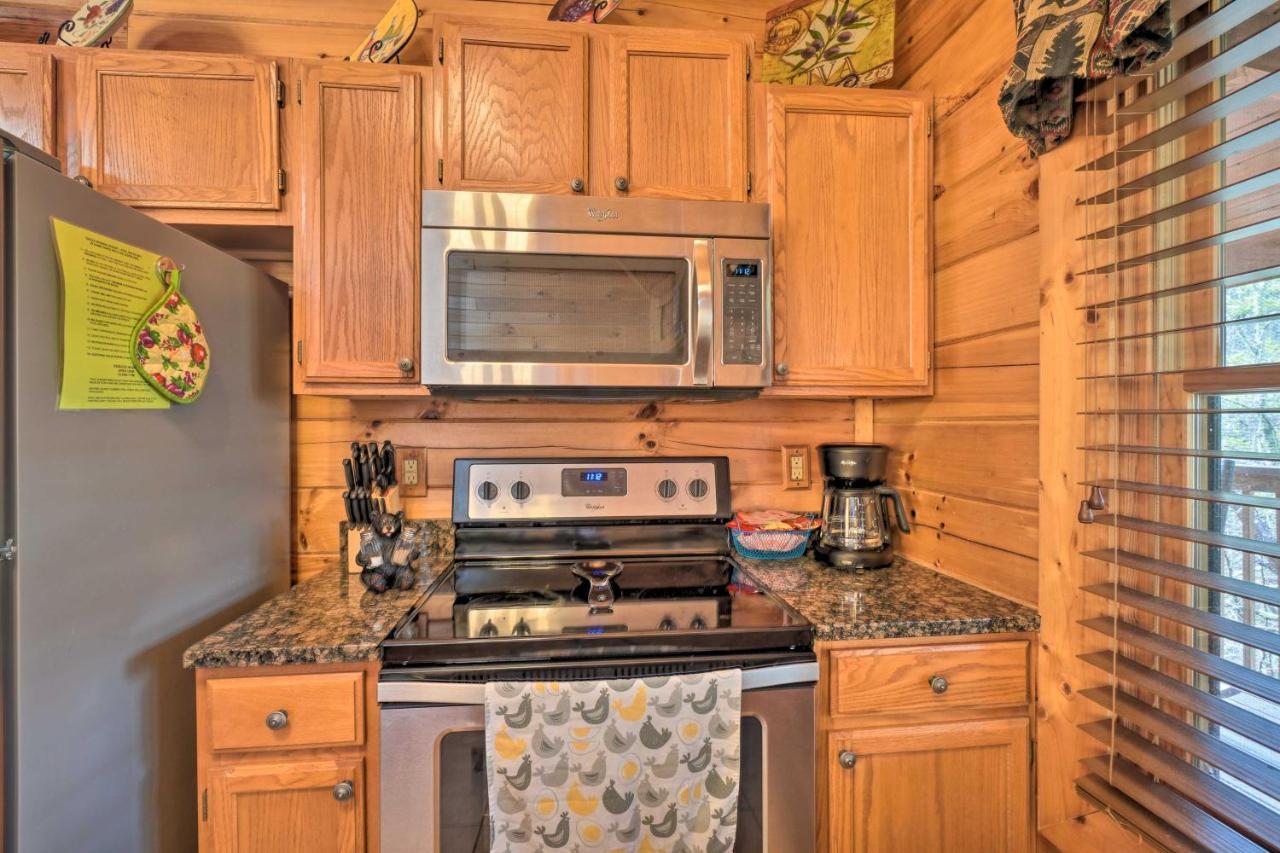 Inviting Sevierville Cabin With Deck And Hot Tub! Buitenkant foto