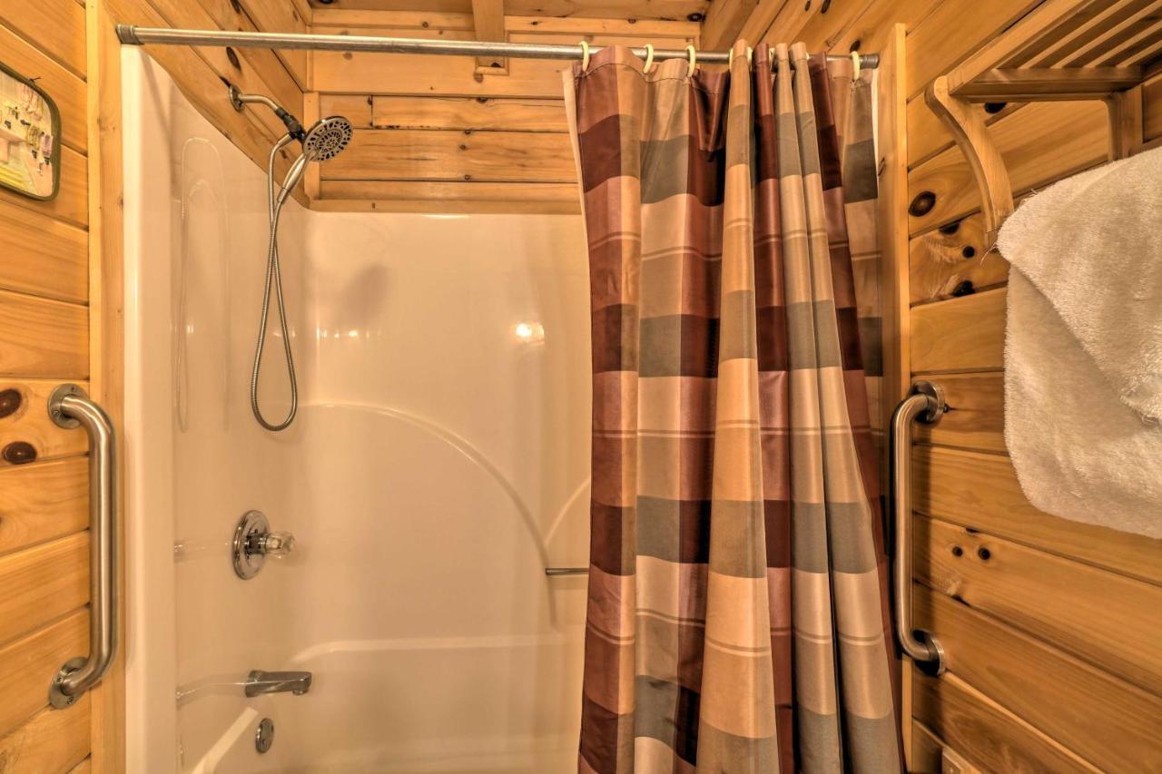 Inviting Sevierville Cabin With Deck And Hot Tub! Buitenkant foto