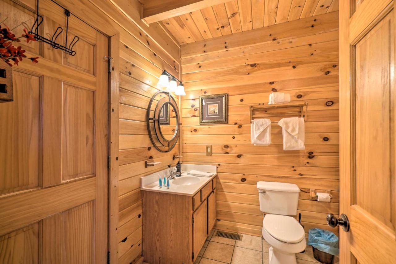 Inviting Sevierville Cabin With Deck And Hot Tub! Buitenkant foto