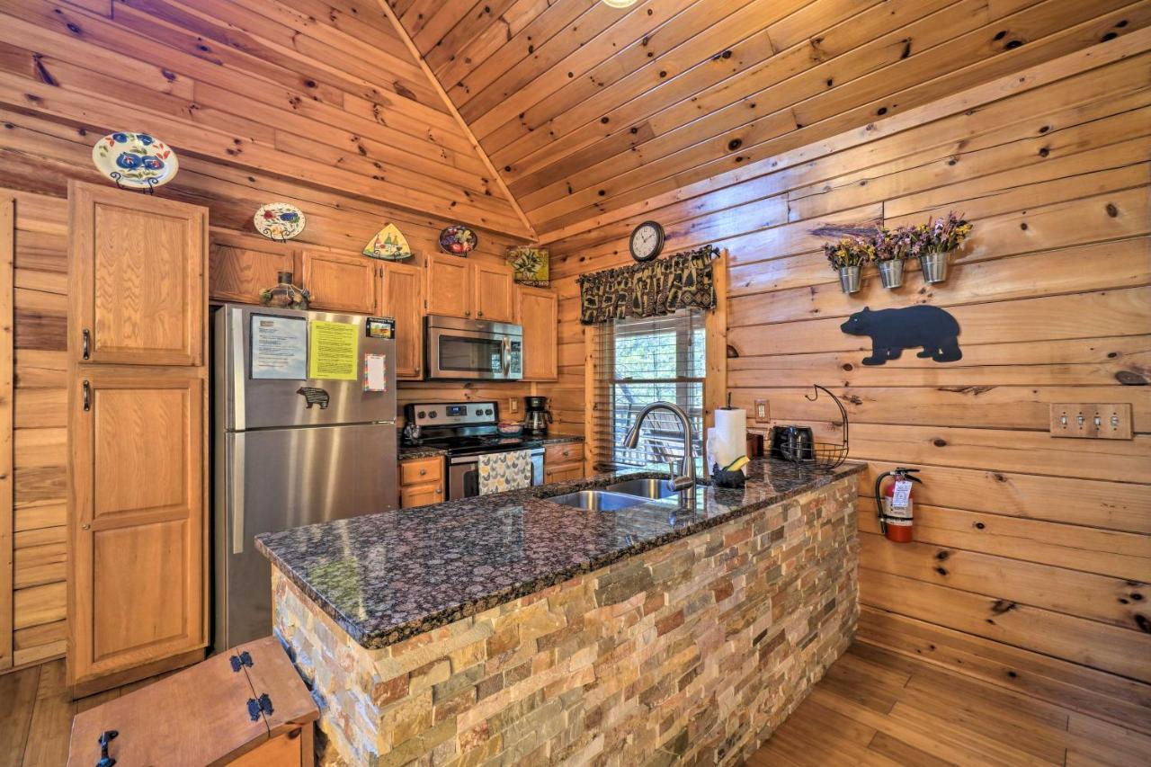 Inviting Sevierville Cabin With Deck And Hot Tub! Buitenkant foto