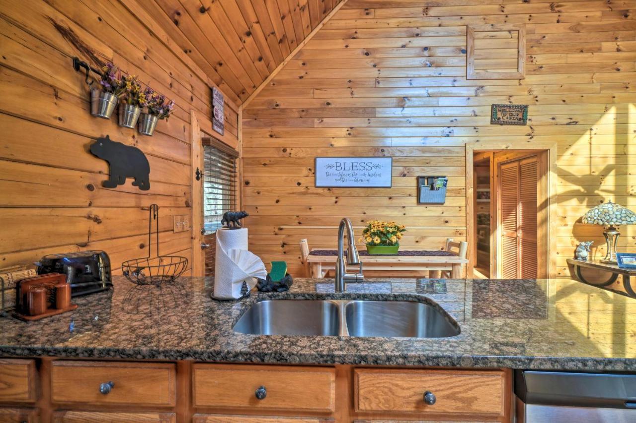 Inviting Sevierville Cabin With Deck And Hot Tub! Buitenkant foto