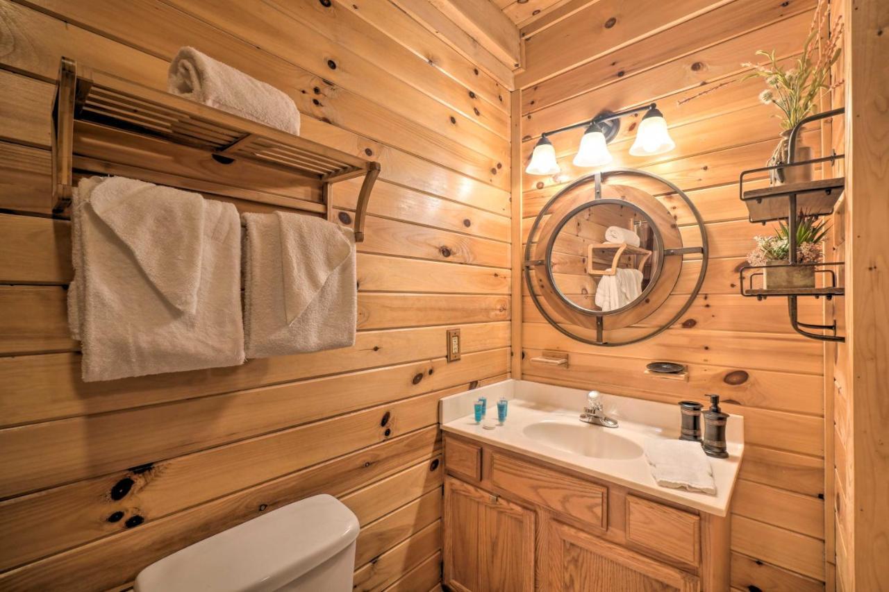 Inviting Sevierville Cabin With Deck And Hot Tub! Buitenkant foto