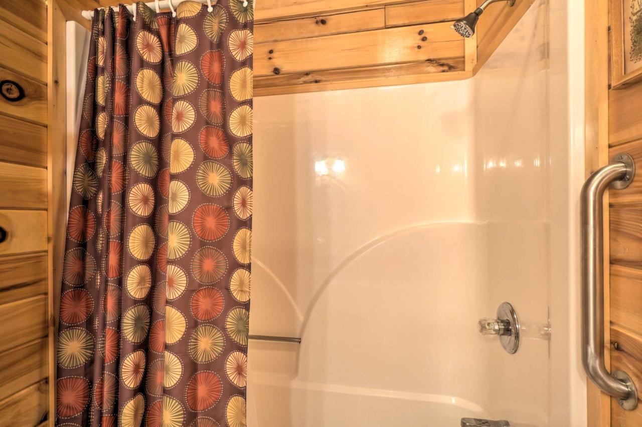 Inviting Sevierville Cabin With Deck And Hot Tub! Buitenkant foto