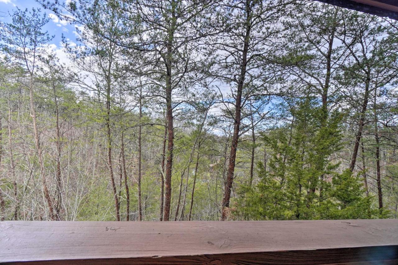 Inviting Sevierville Cabin With Deck And Hot Tub! Buitenkant foto