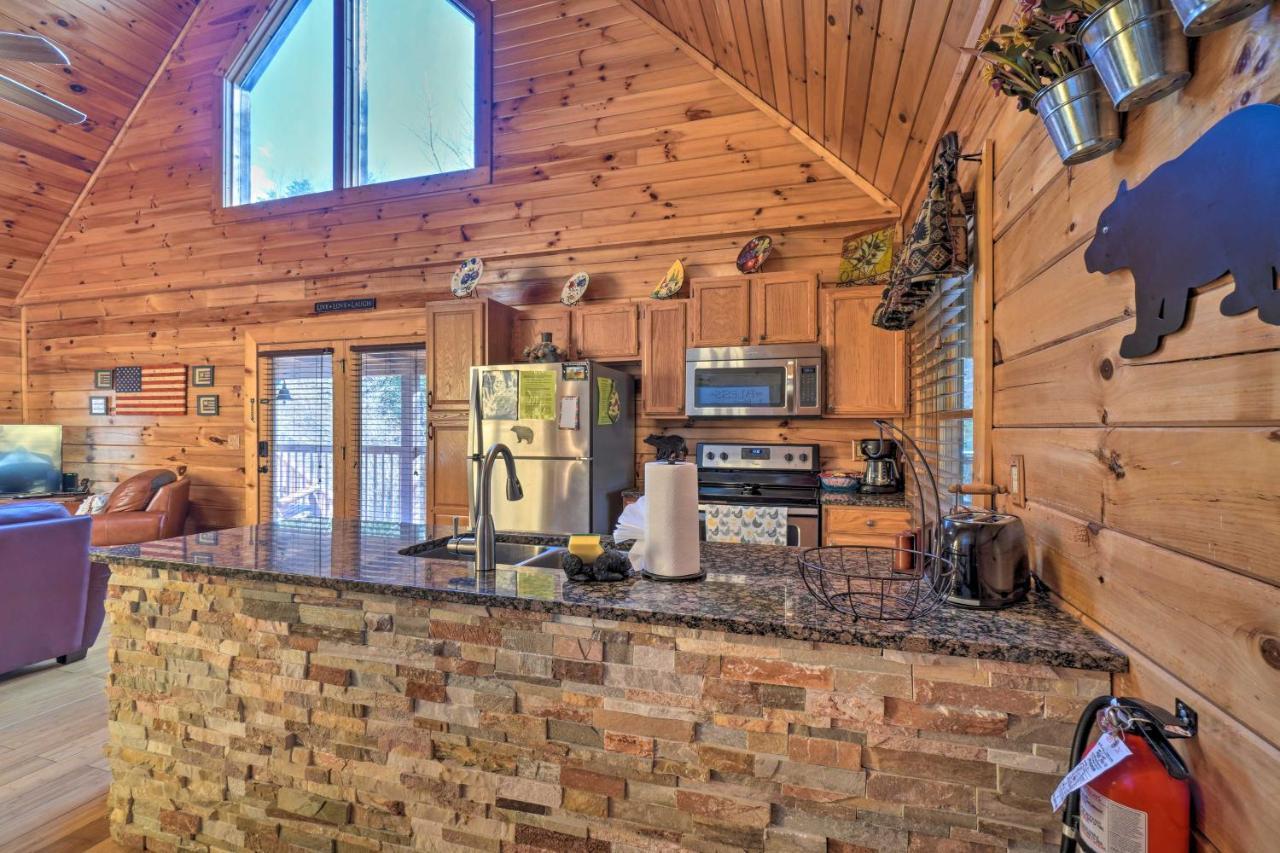Inviting Sevierville Cabin With Deck And Hot Tub! Buitenkant foto