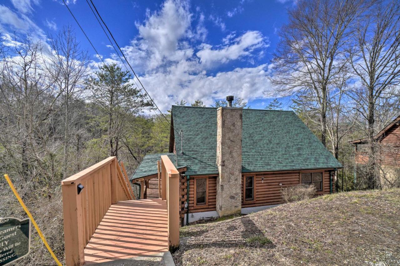 Inviting Sevierville Cabin With Deck And Hot Tub! Buitenkant foto